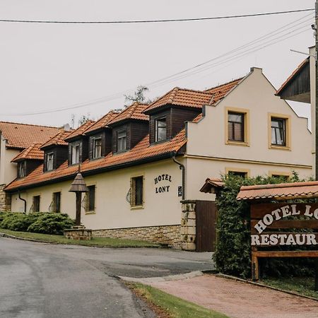 Hotel Lony Mochov Bagian luar foto