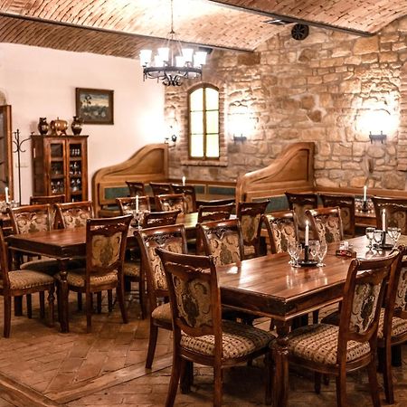 Hotel Lony Mochov Bagian luar foto