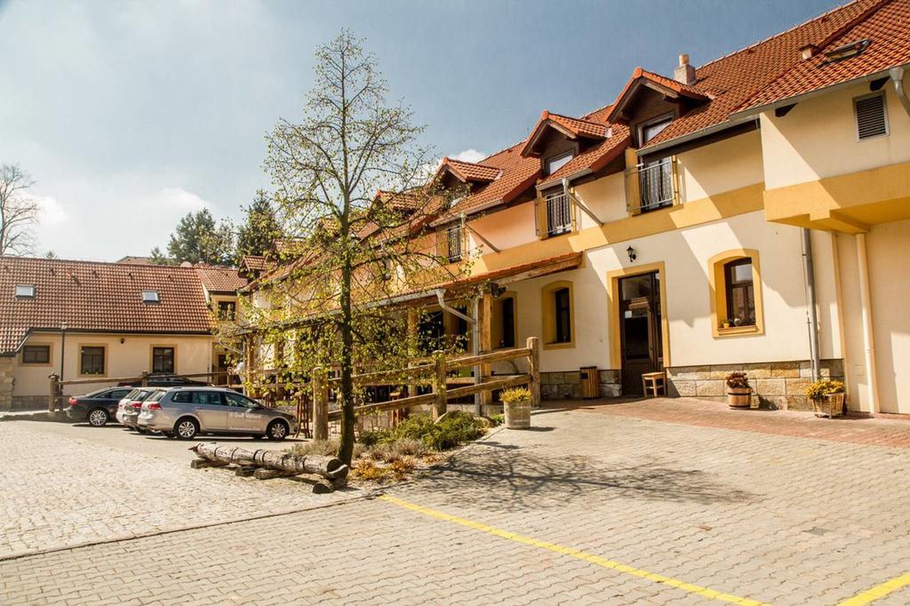 Hotel Lony Mochov Bagian luar foto