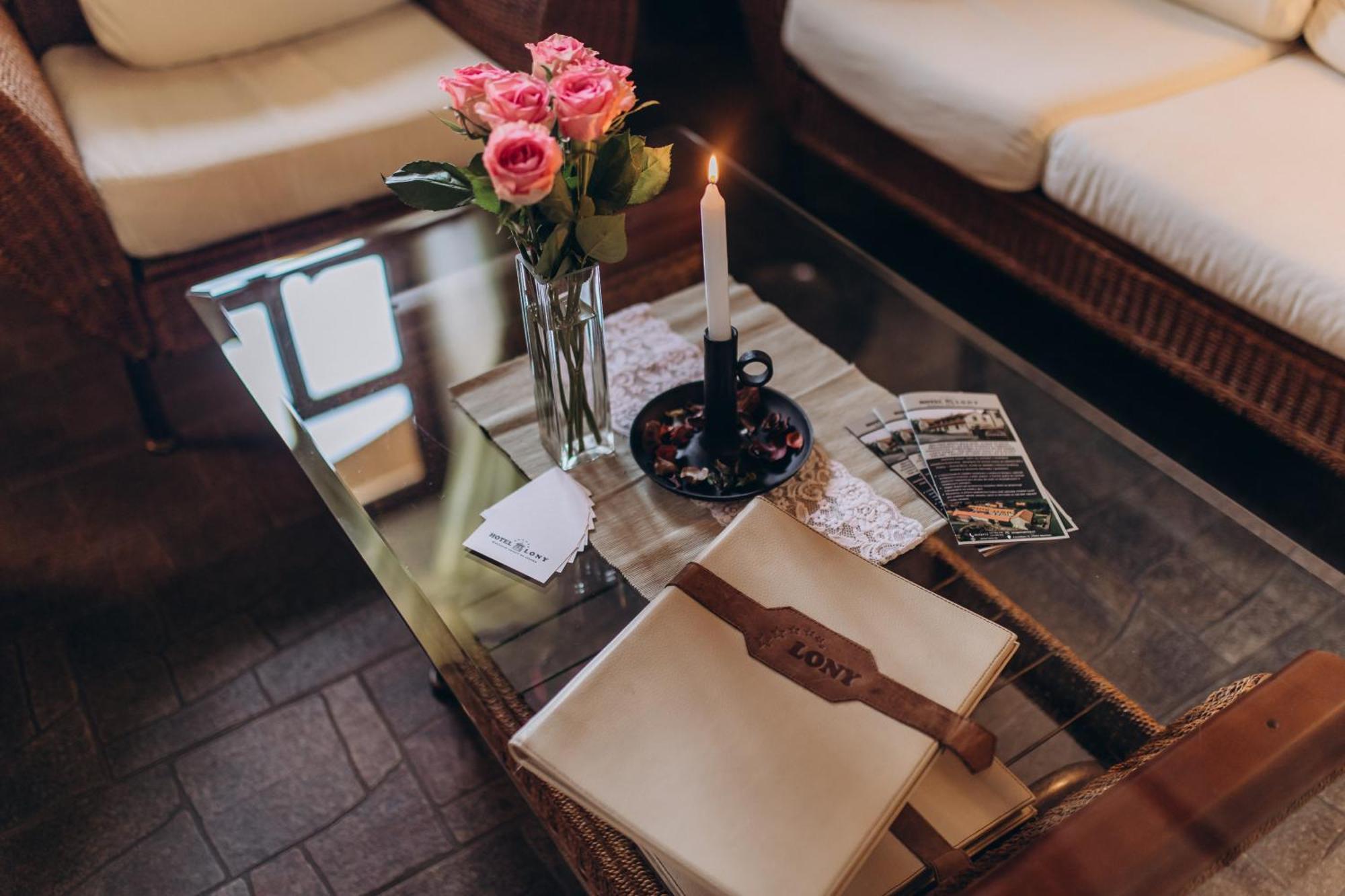 Hotel Lony Mochov Bagian luar foto