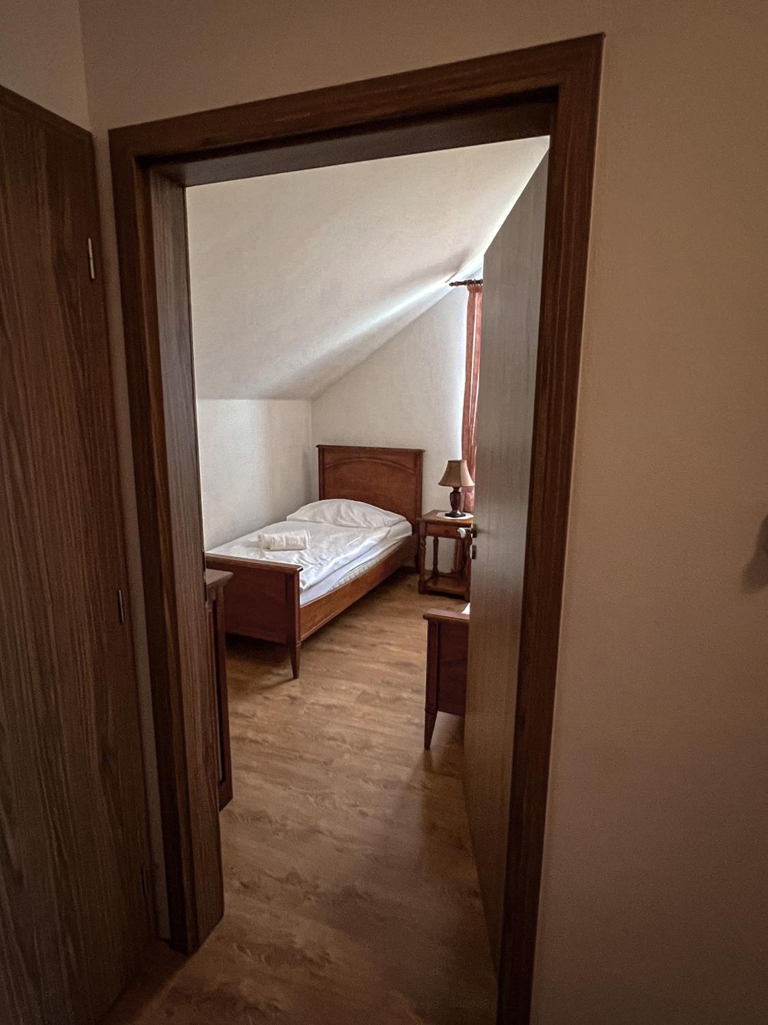 Hotel Lony Mochov Bagian luar foto