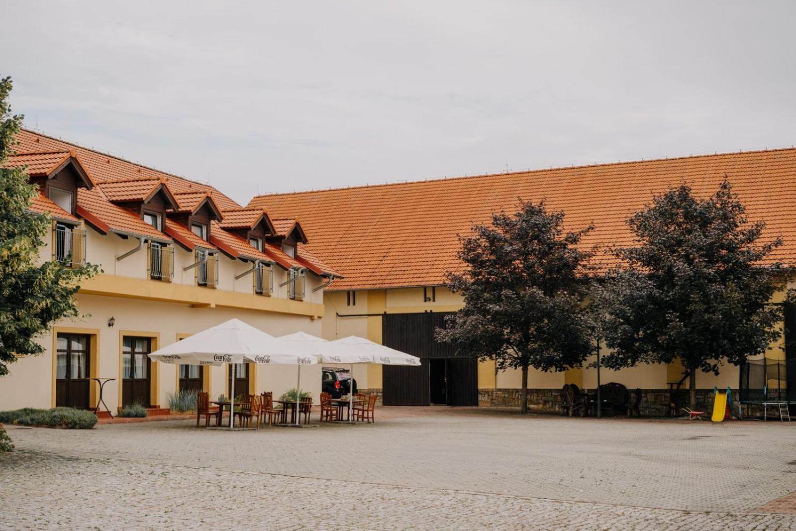 Hotel Lony Mochov Bagian luar foto