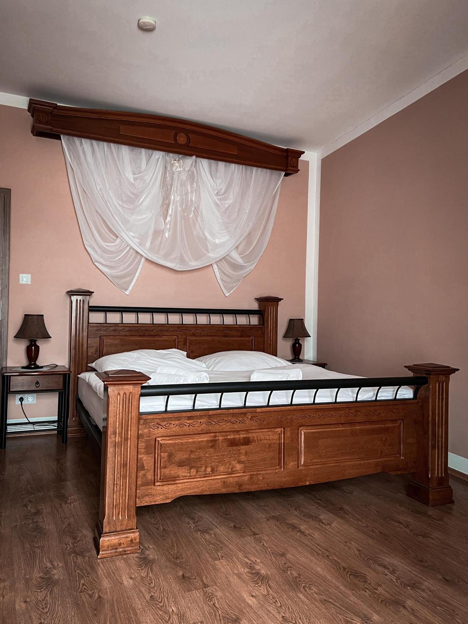 Hotel Lony Mochov Bagian luar foto