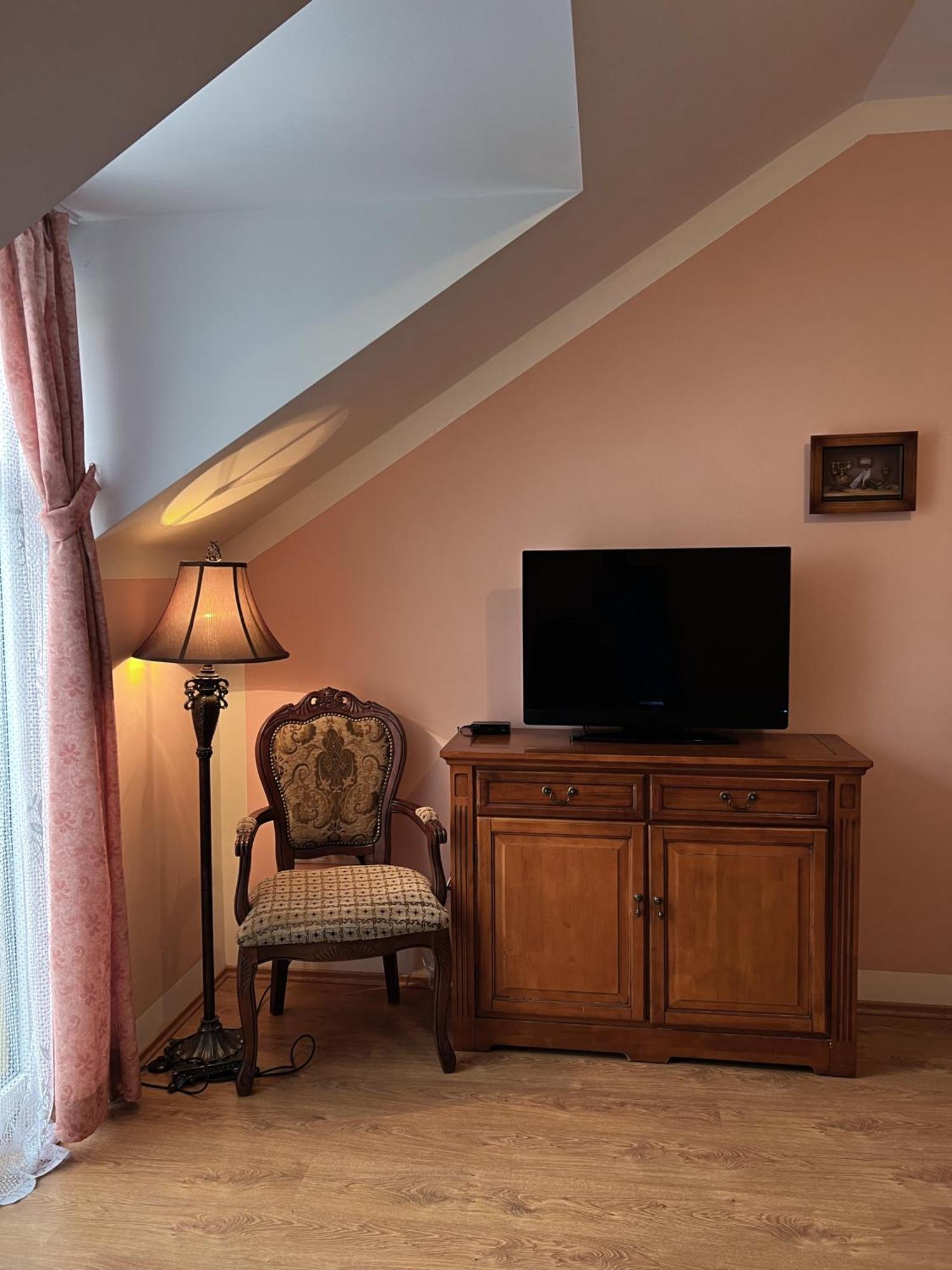 Hotel Lony Mochov Bagian luar foto