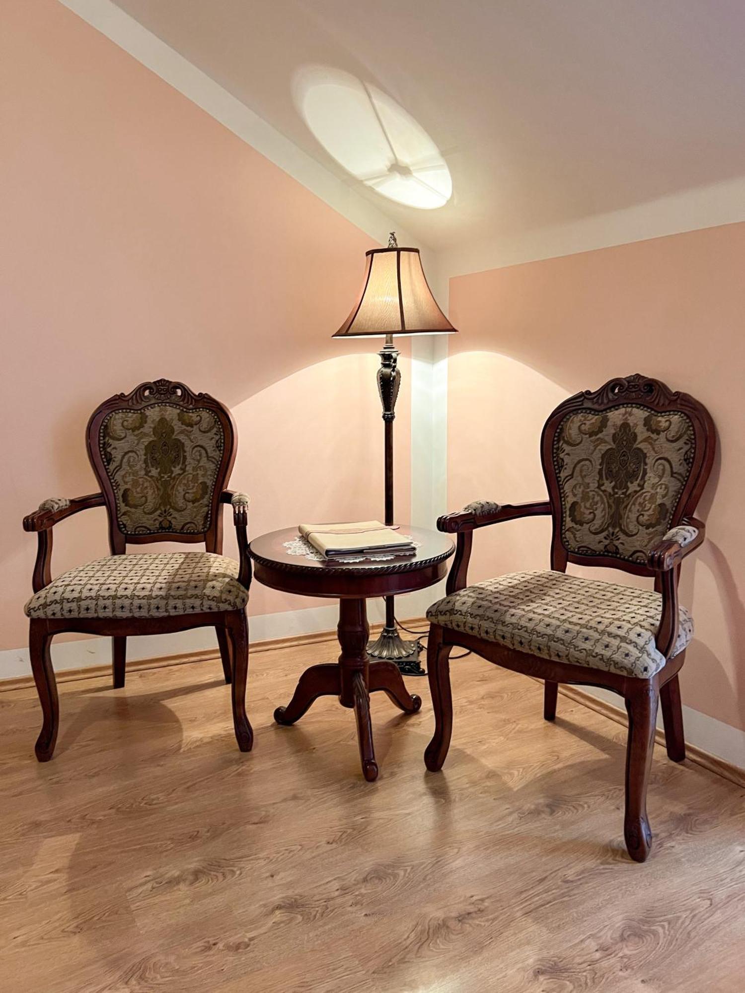 Hotel Lony Mochov Bagian luar foto