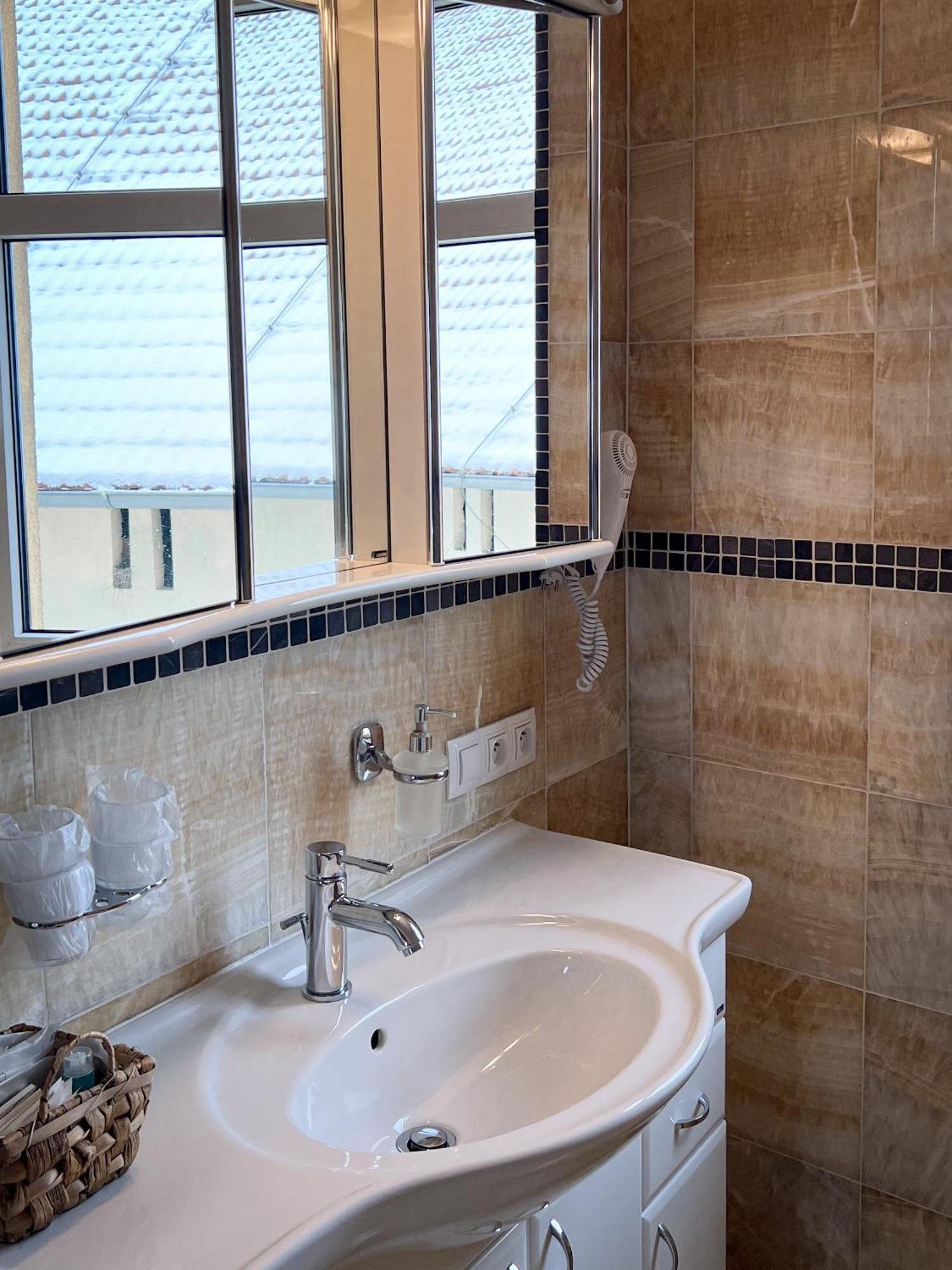 Hotel Lony Mochov Bagian luar foto