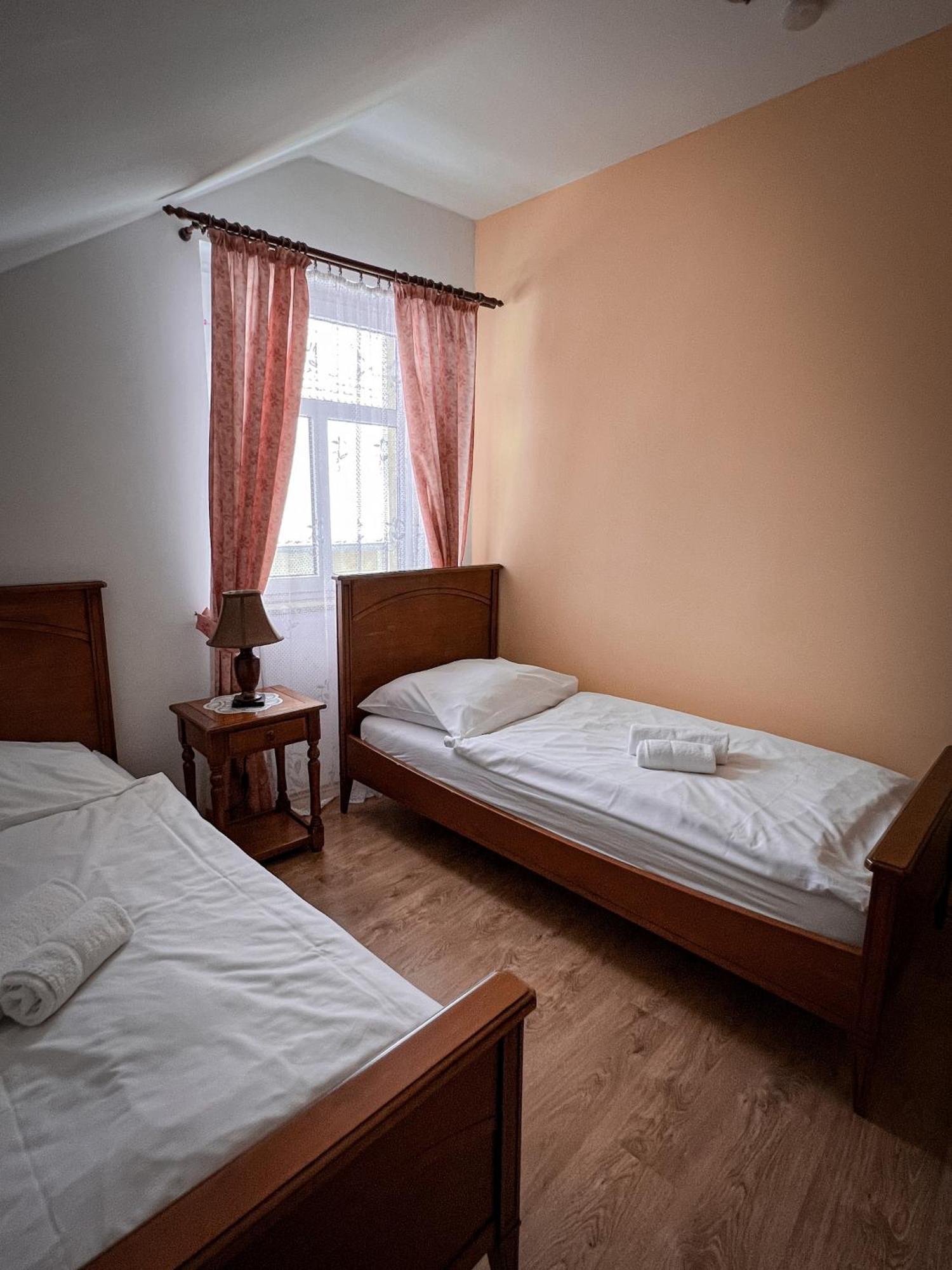 Hotel Lony Mochov Bagian luar foto