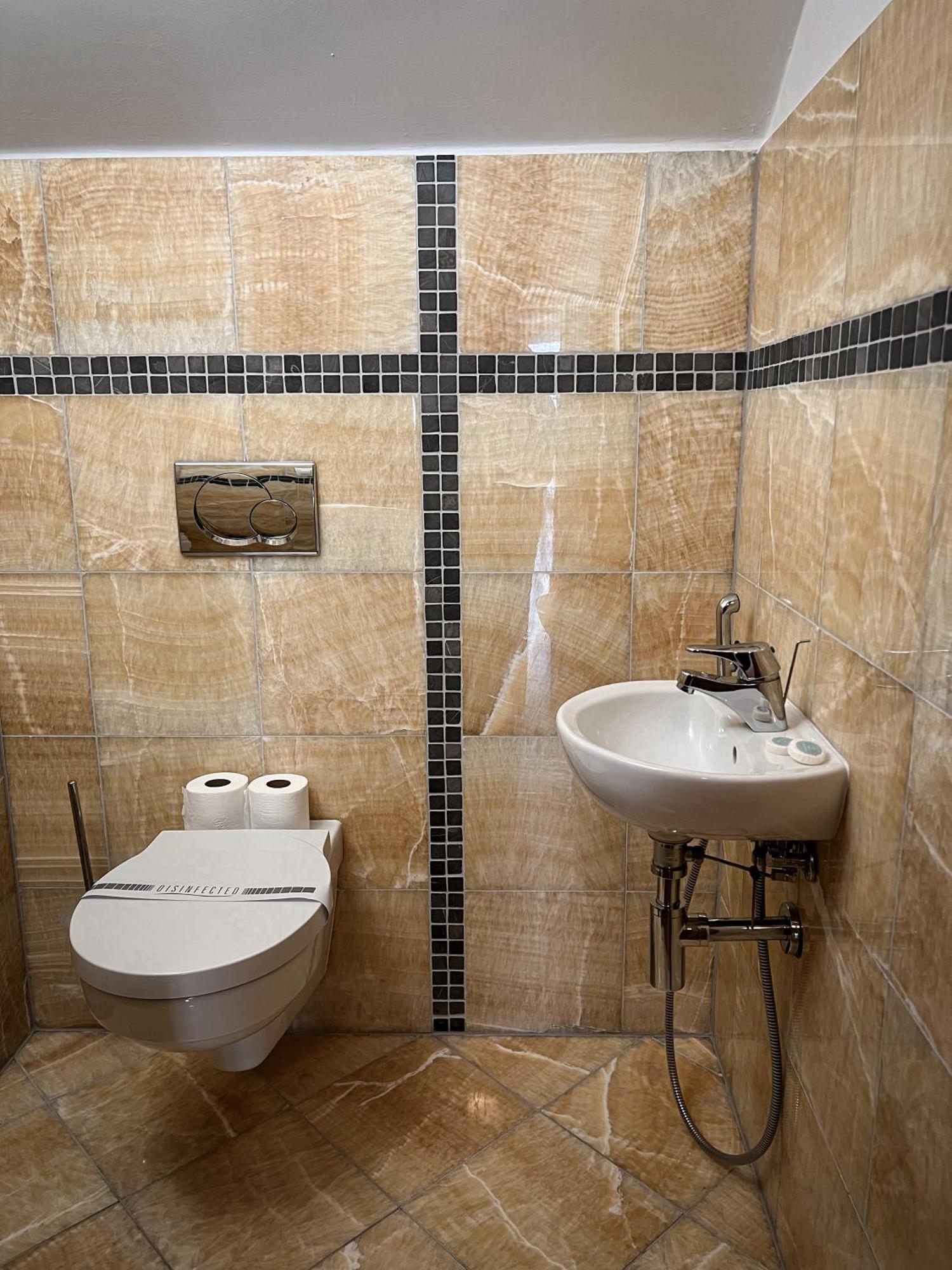 Hotel Lony Mochov Bagian luar foto