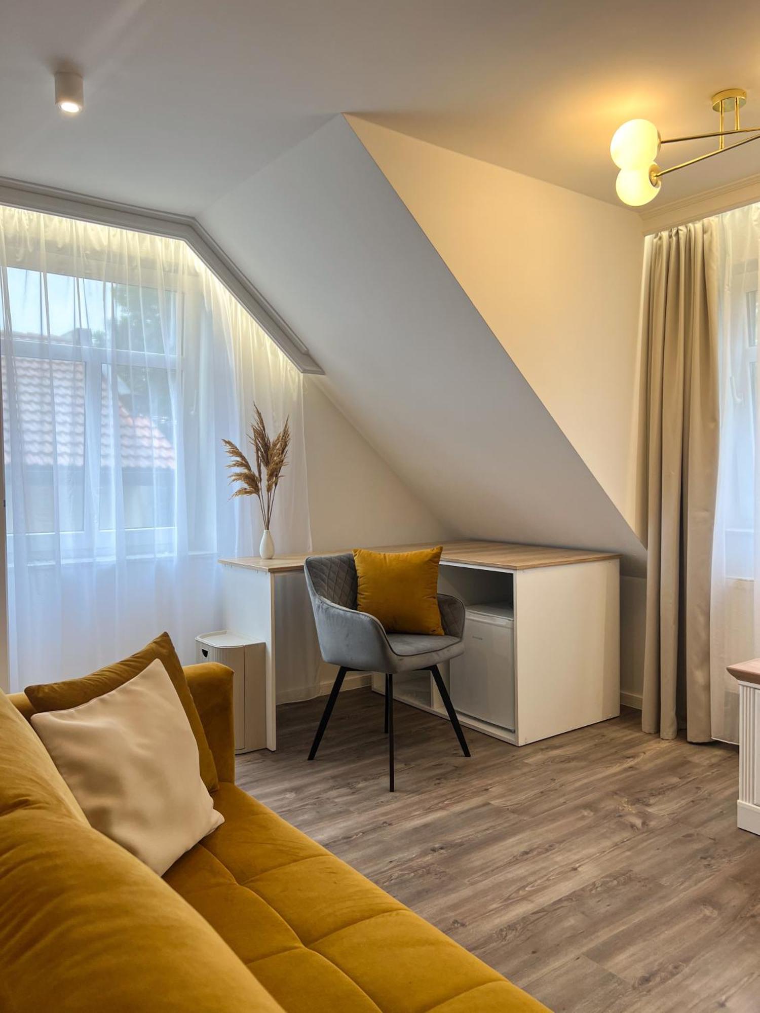 Hotel Lony Mochov Bagian luar foto