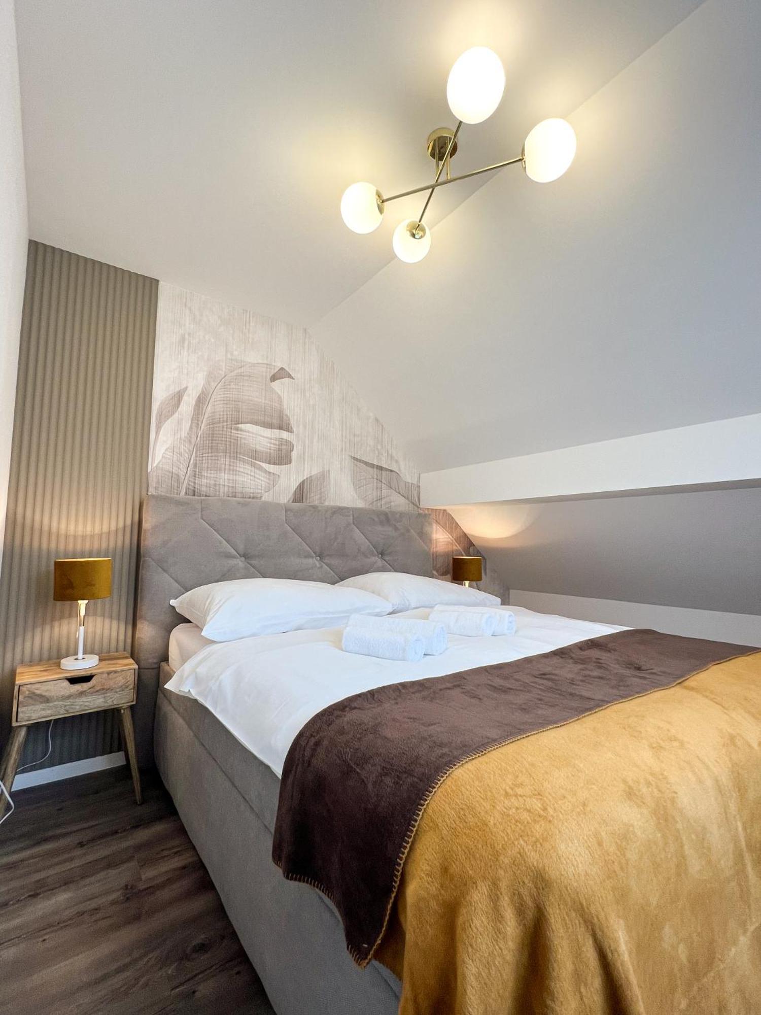 Hotel Lony Mochov Bagian luar foto