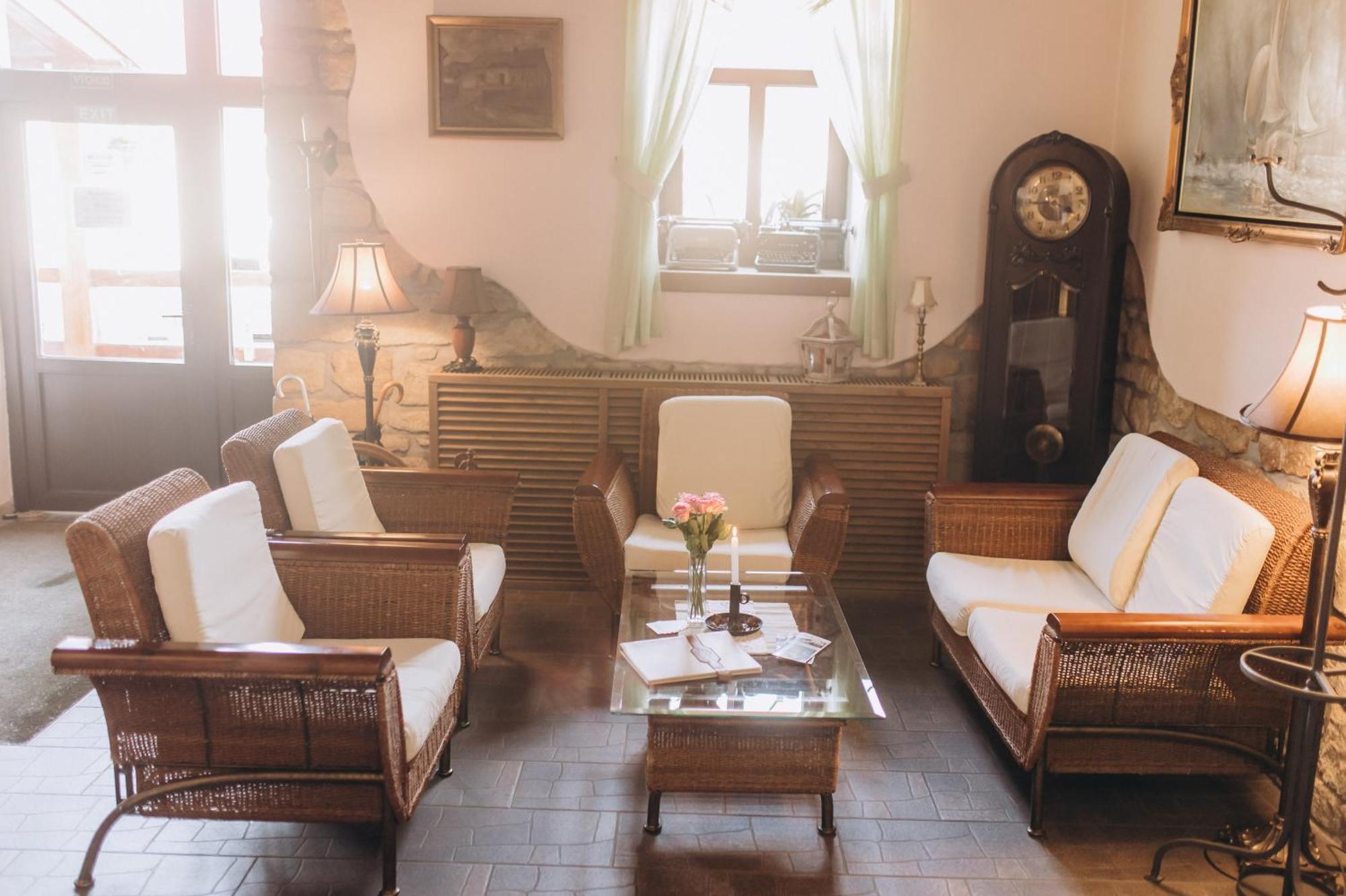 Hotel Lony Mochov Bagian luar foto