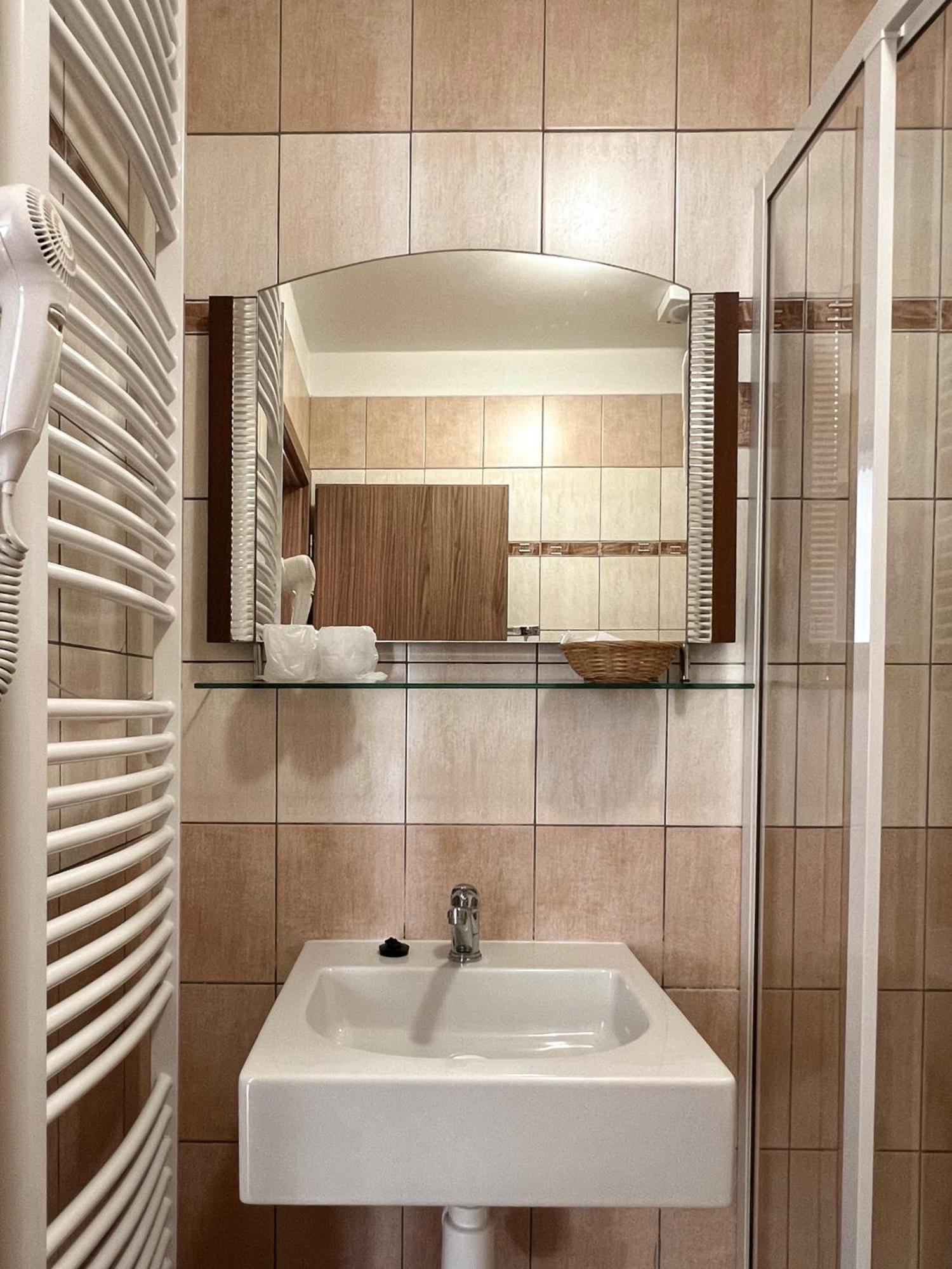 Hotel Lony Mochov Bagian luar foto