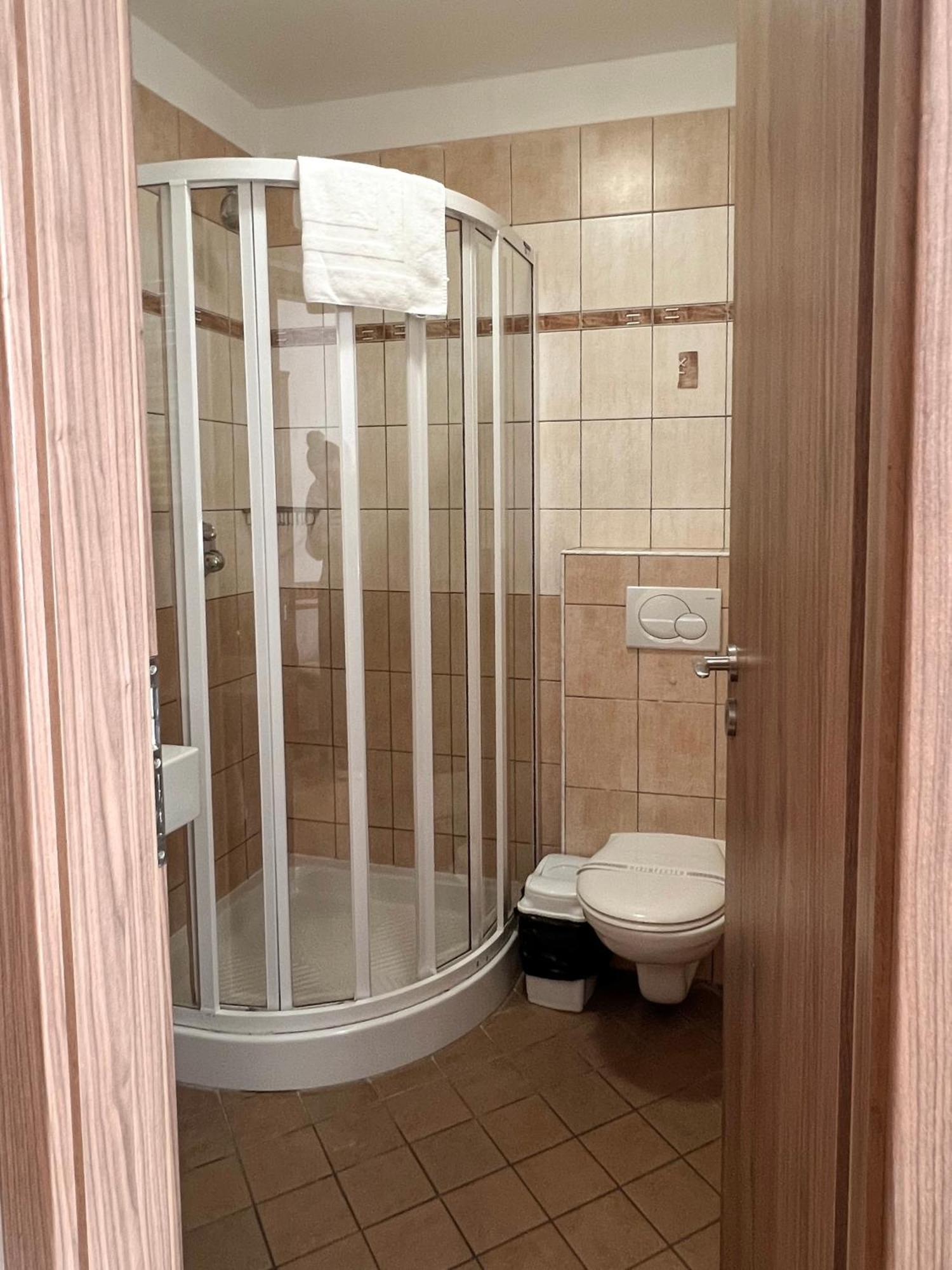 Hotel Lony Mochov Bagian luar foto