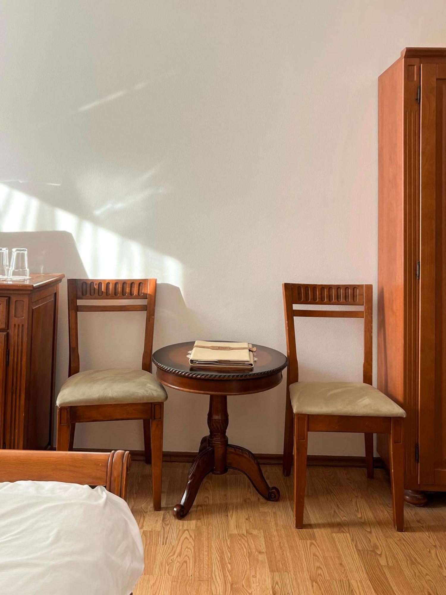 Hotel Lony Mochov Bagian luar foto