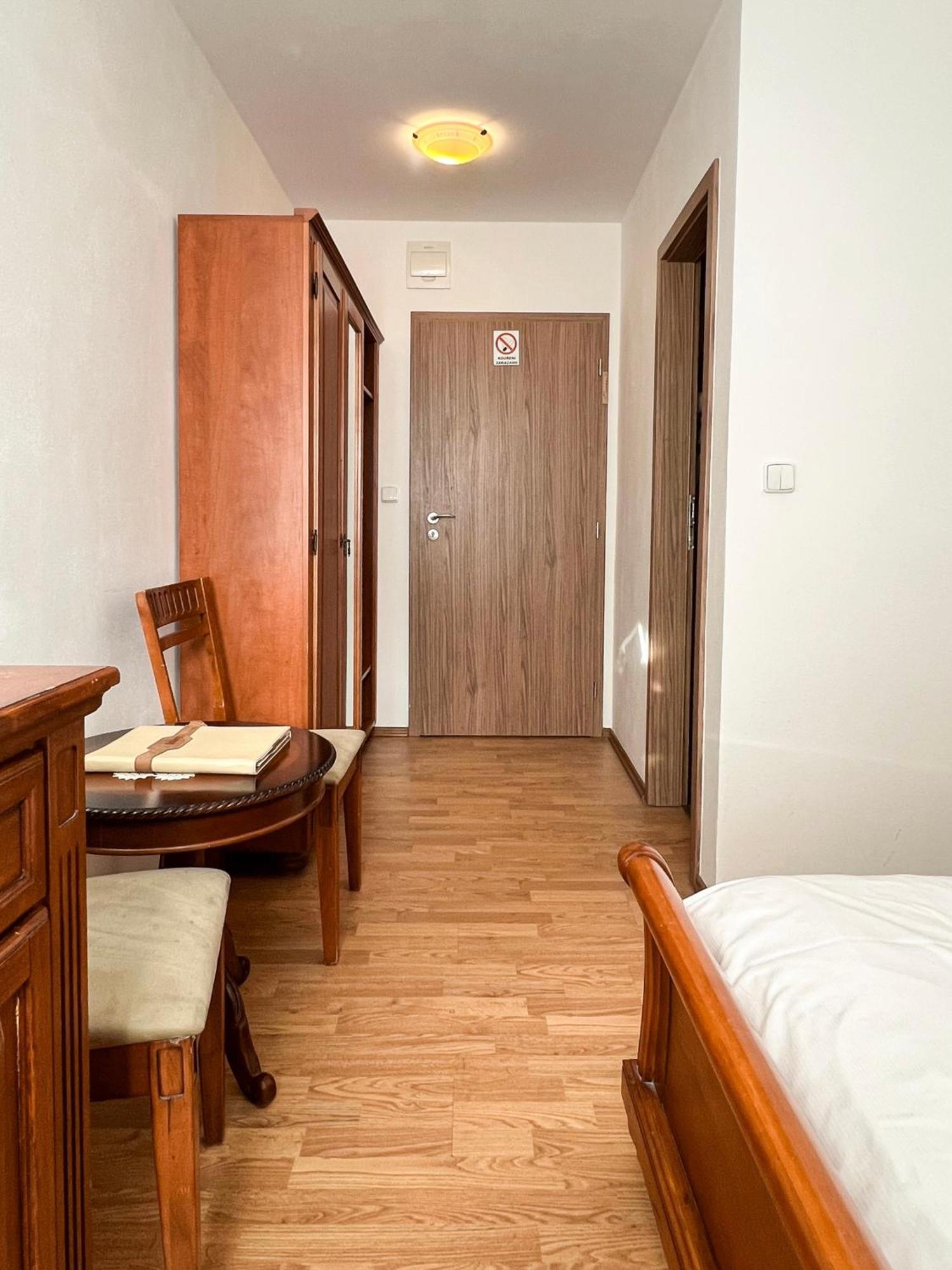 Hotel Lony Mochov Bagian luar foto