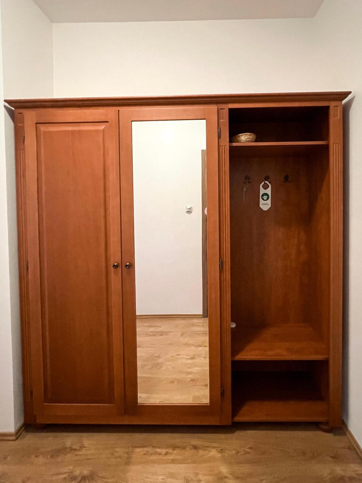 Hotel Lony Mochov Bagian luar foto