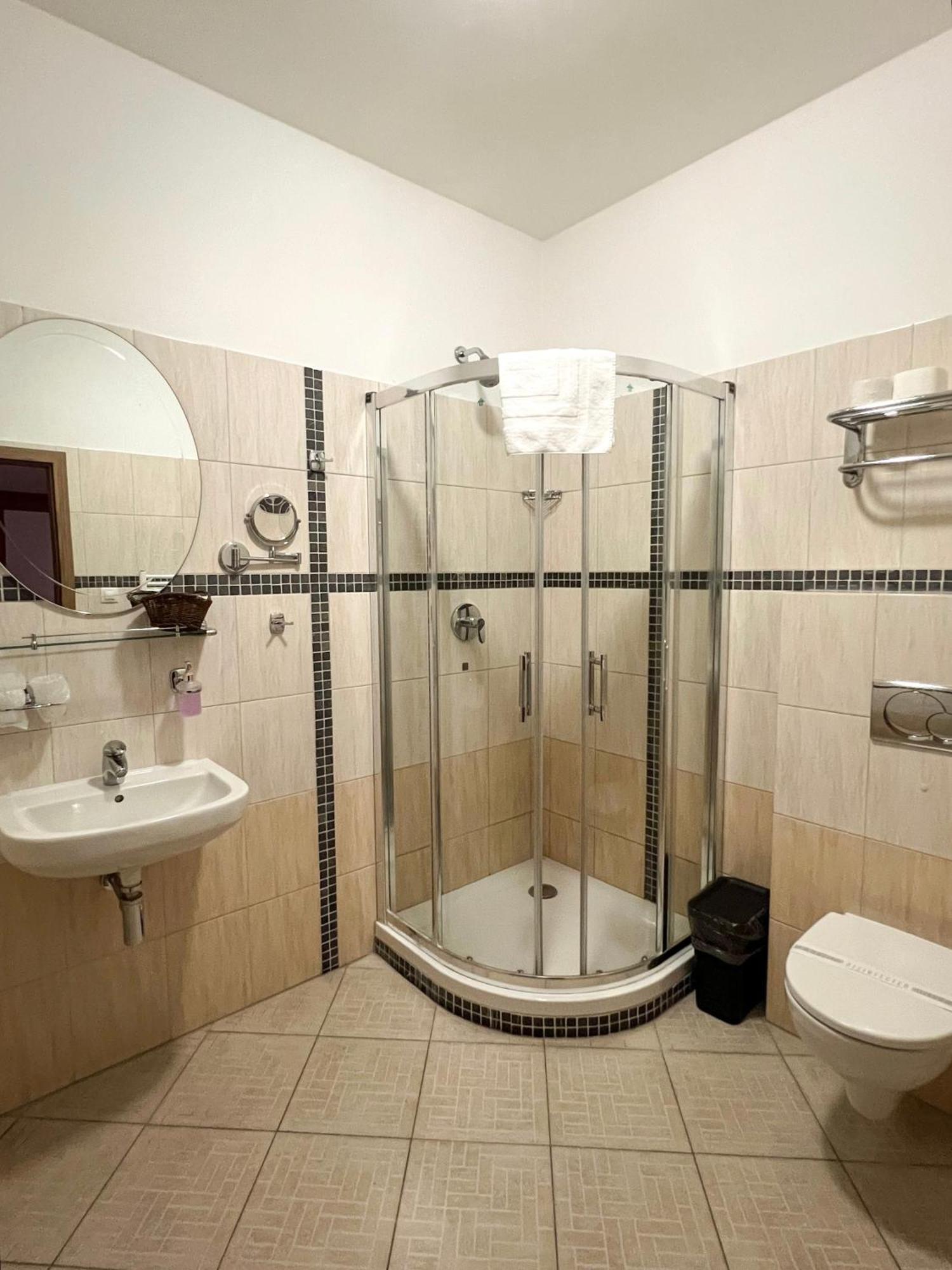 Hotel Lony Mochov Bagian luar foto