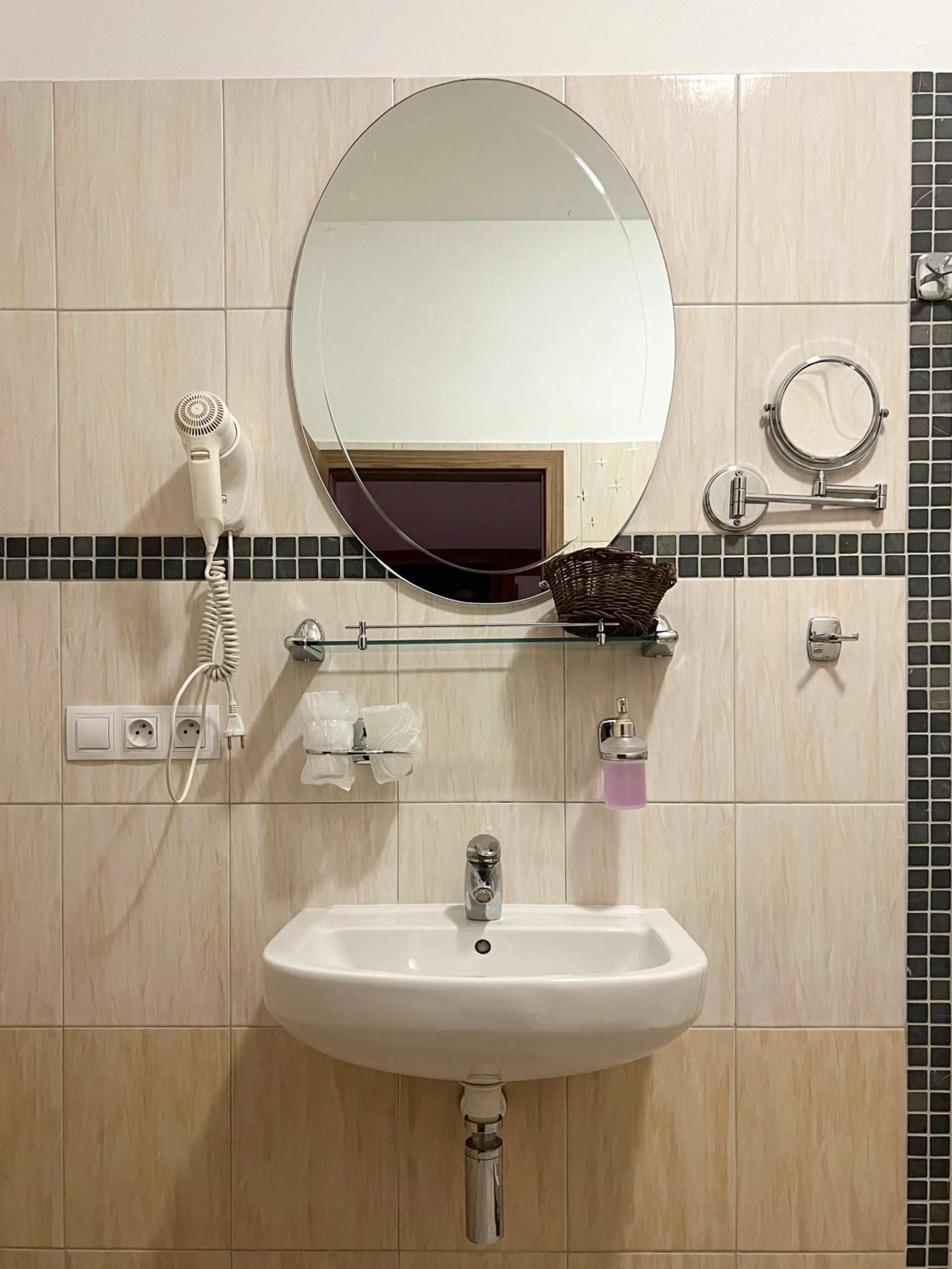 Hotel Lony Mochov Bagian luar foto