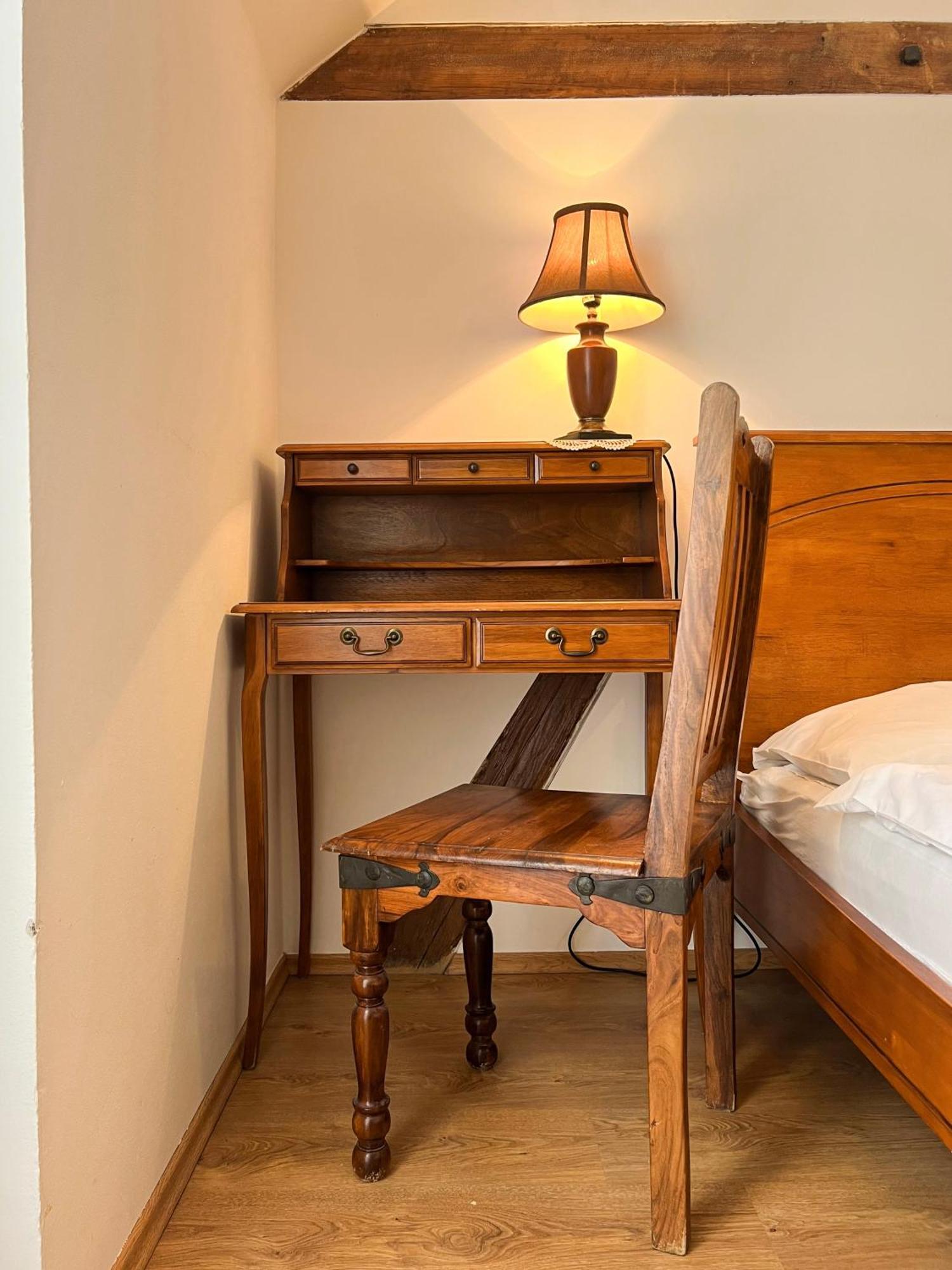 Hotel Lony Mochov Bagian luar foto