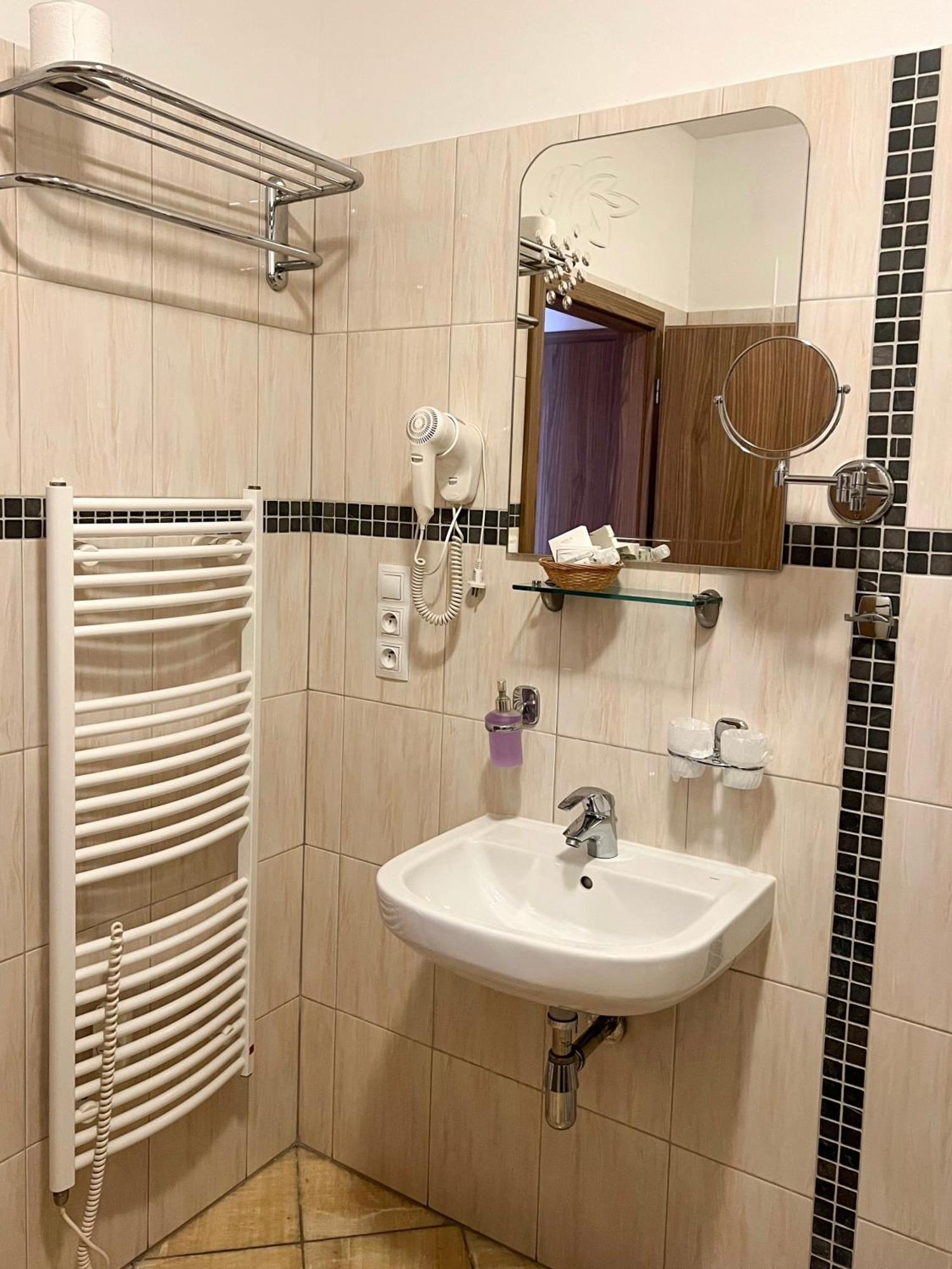 Hotel Lony Mochov Bagian luar foto