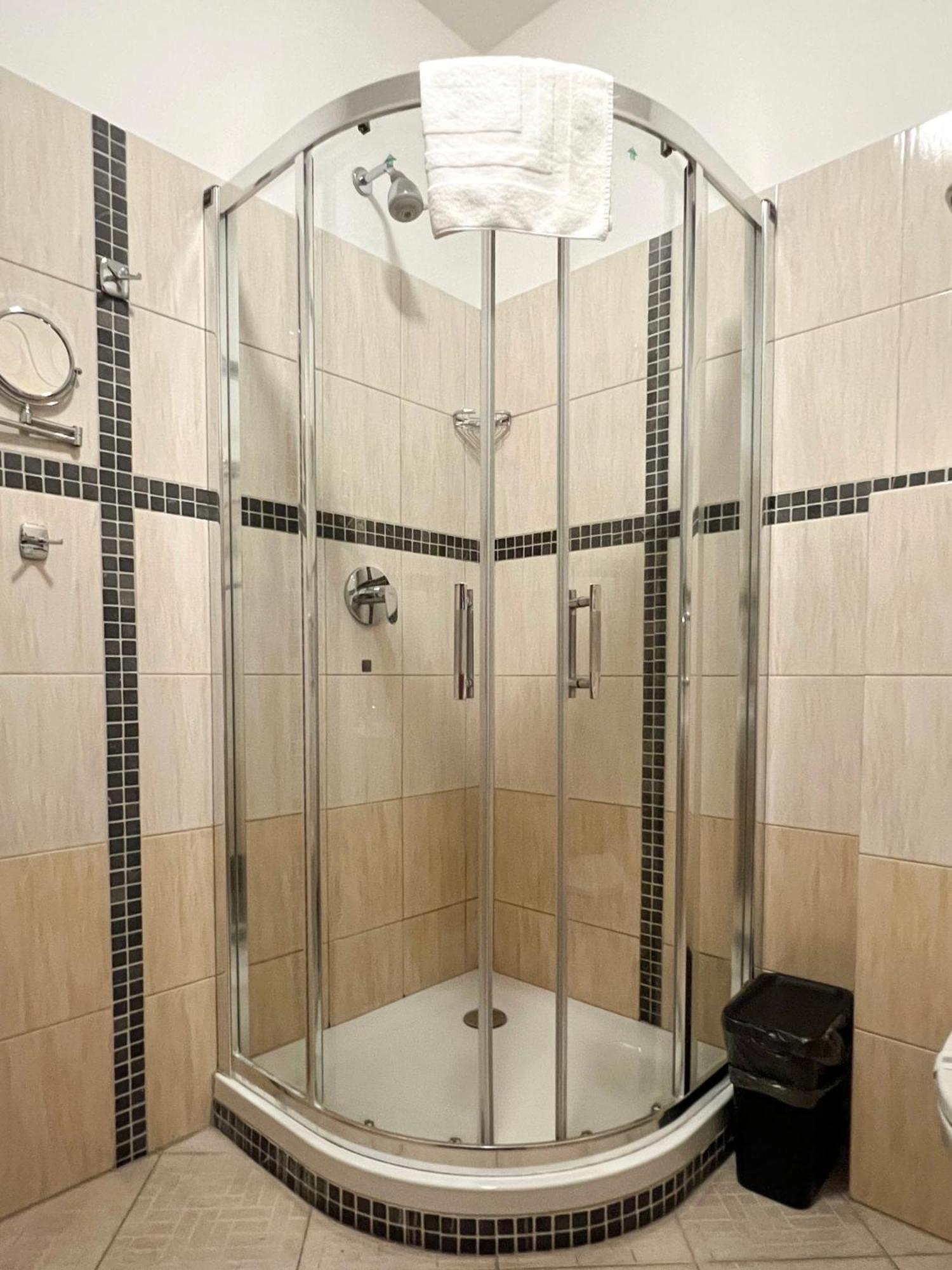 Hotel Lony Mochov Bagian luar foto