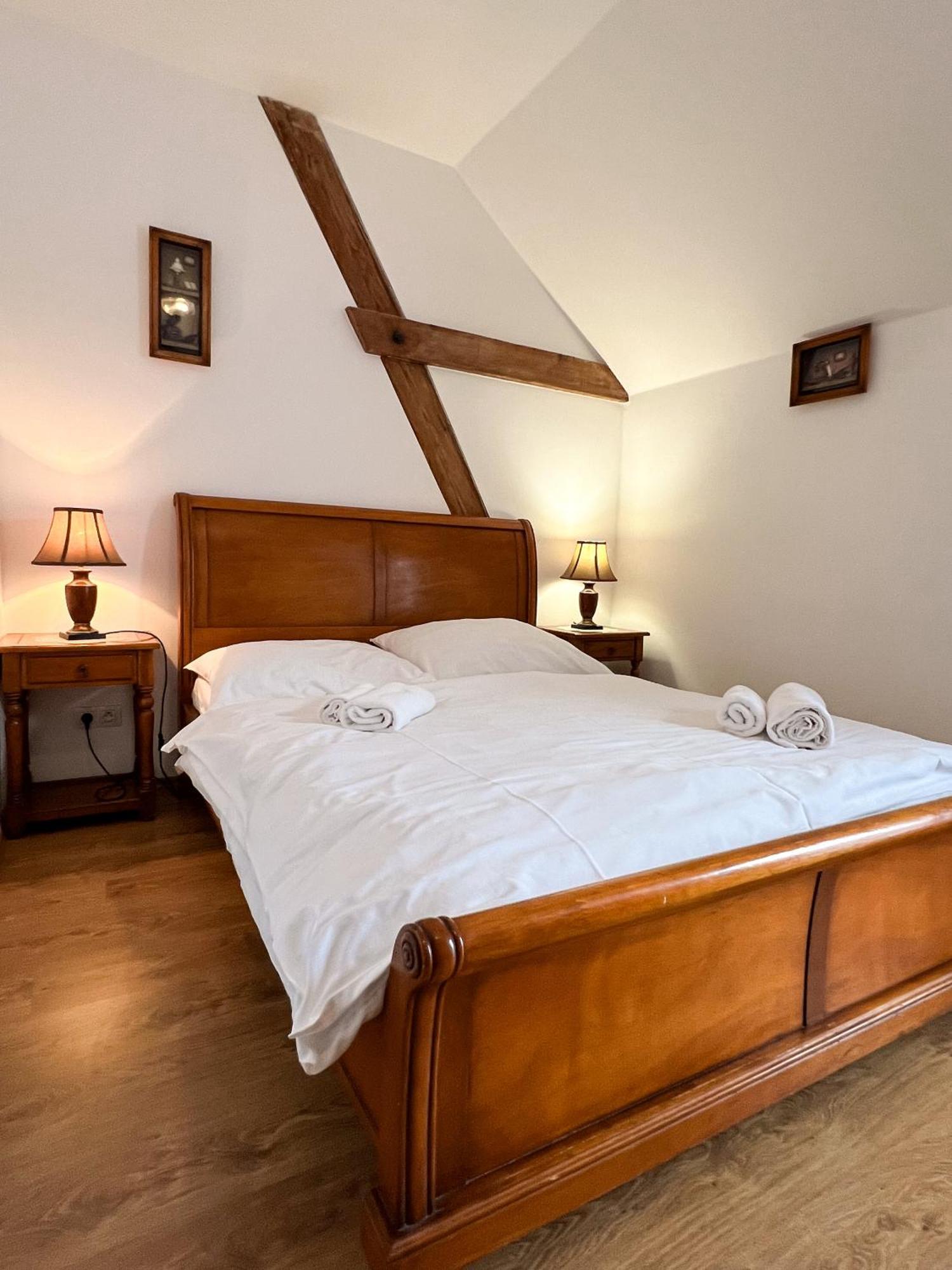 Hotel Lony Mochov Bagian luar foto