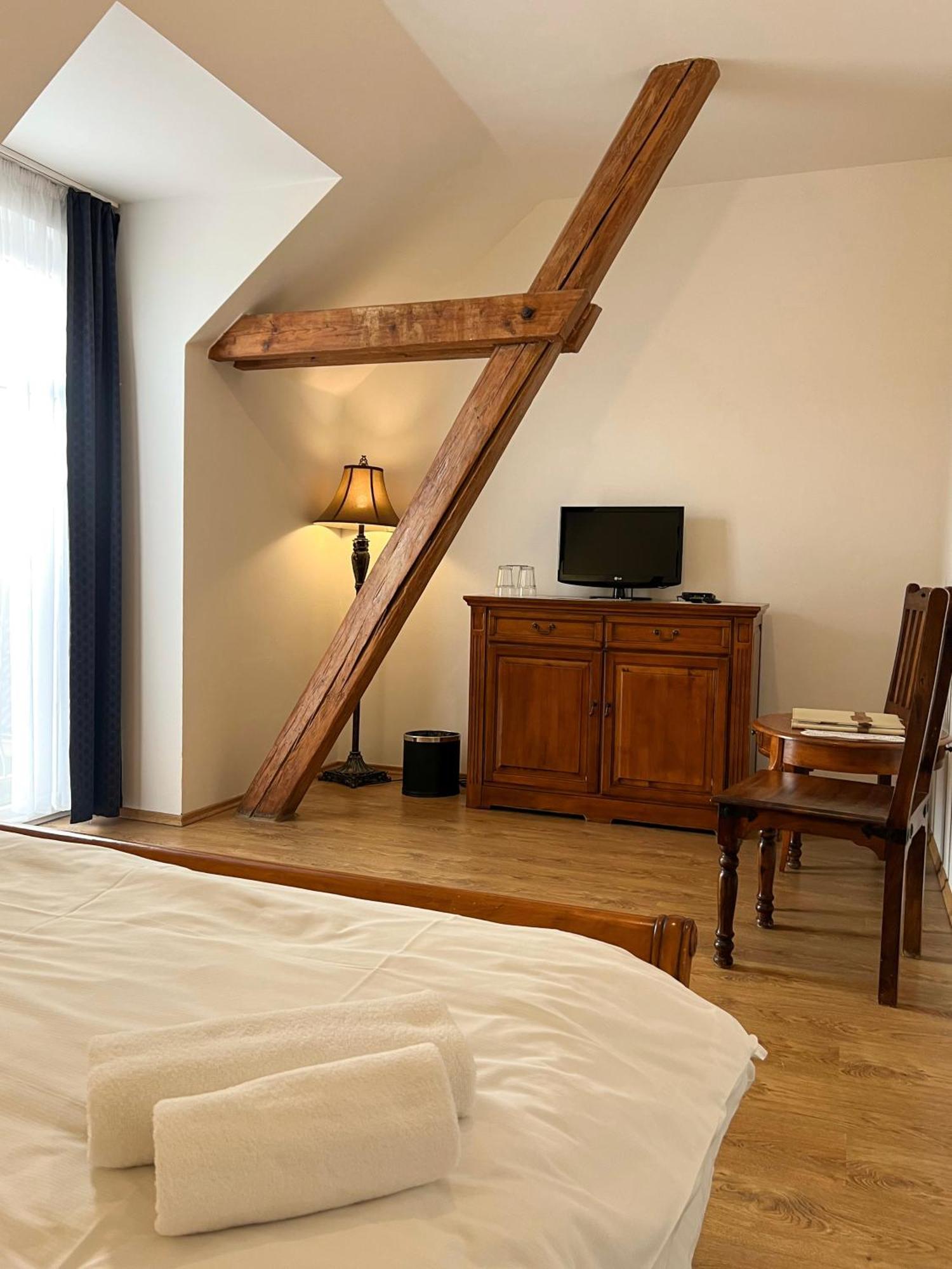 Hotel Lony Mochov Bagian luar foto