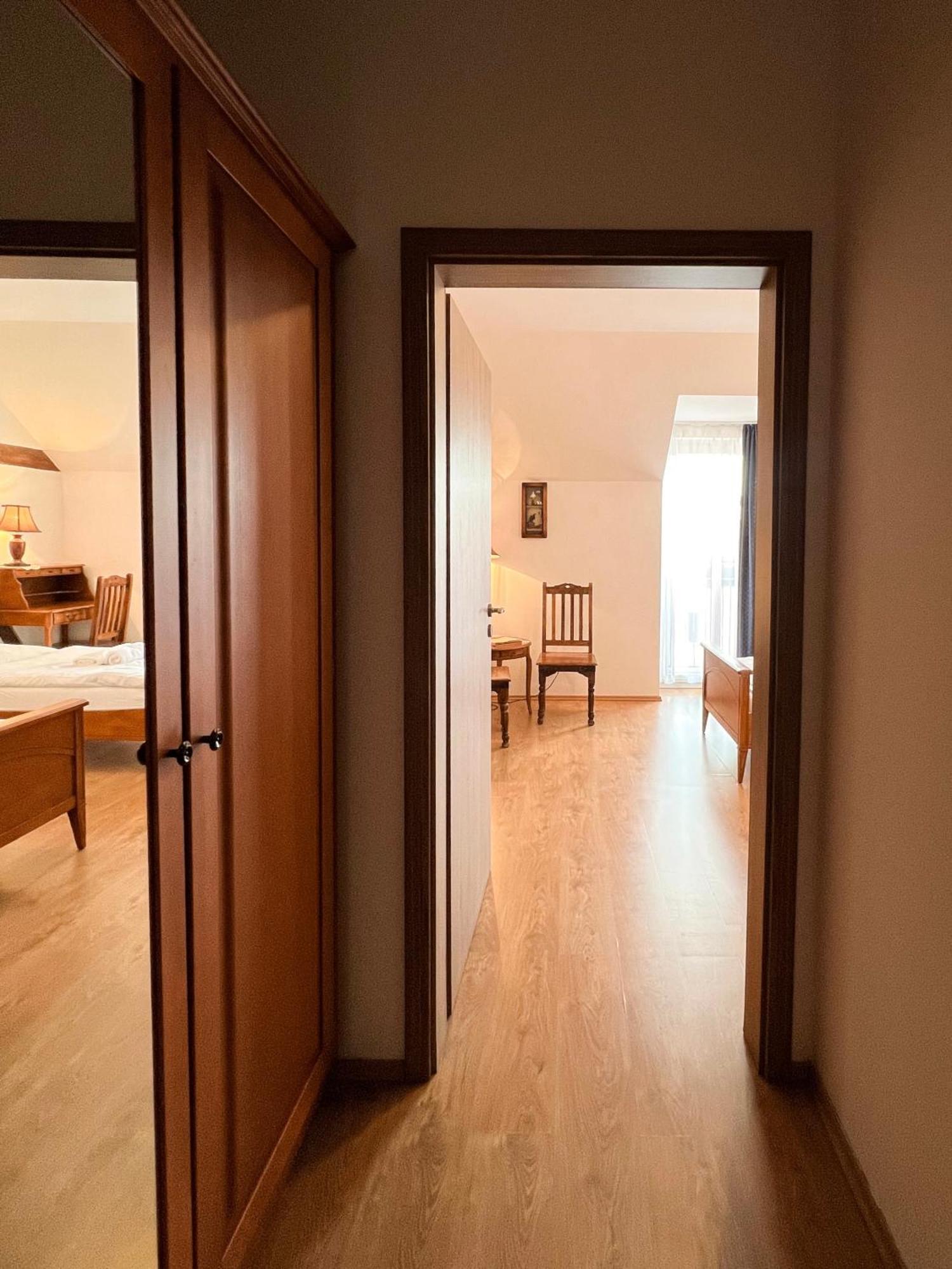 Hotel Lony Mochov Bagian luar foto