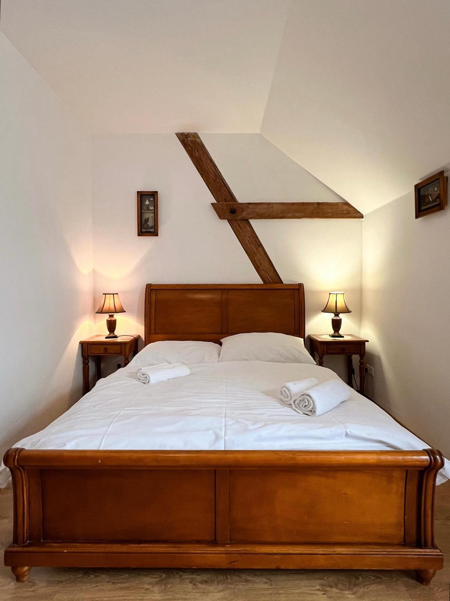 Hotel Lony Mochov Bagian luar foto