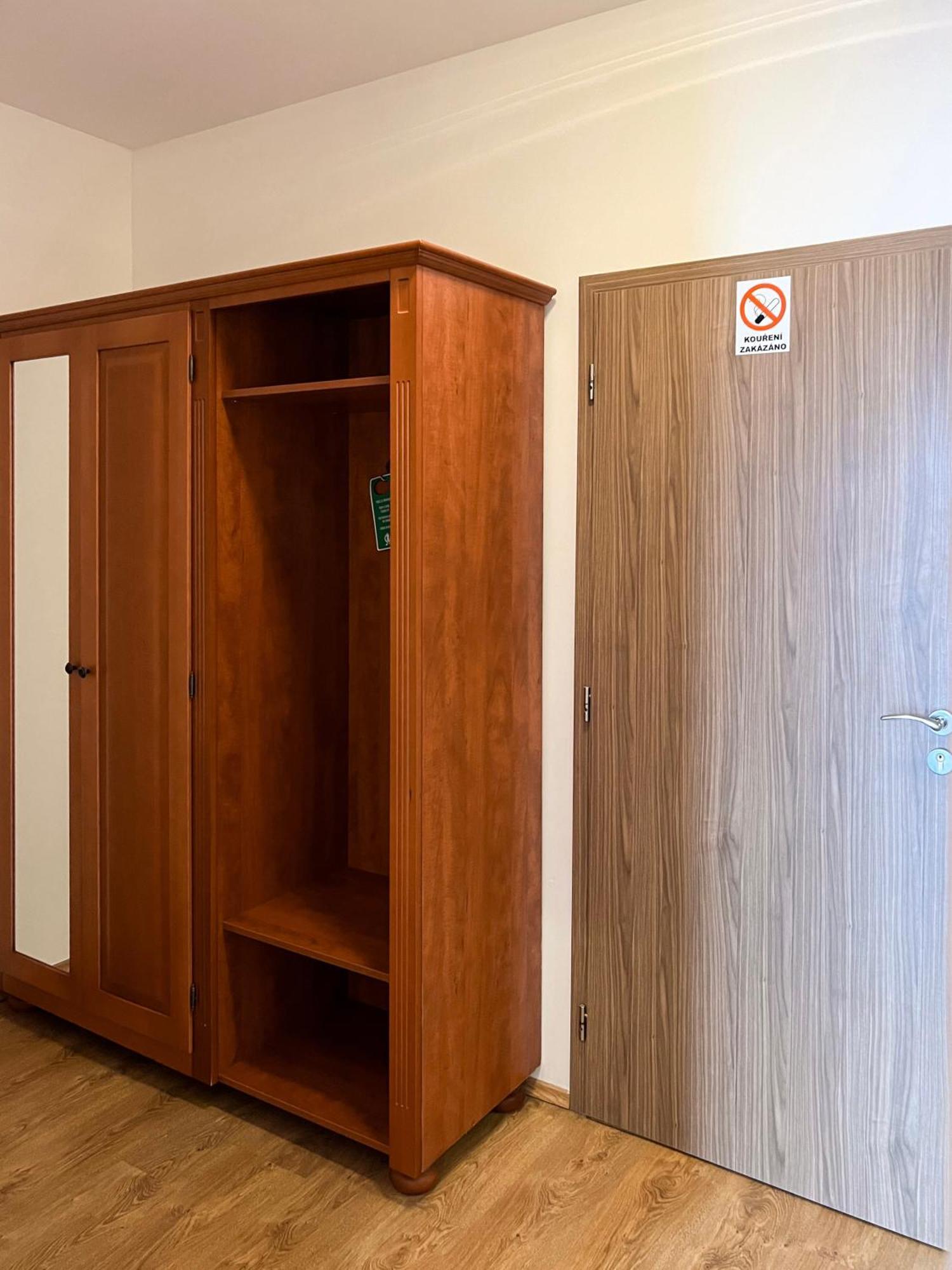 Hotel Lony Mochov Bagian luar foto