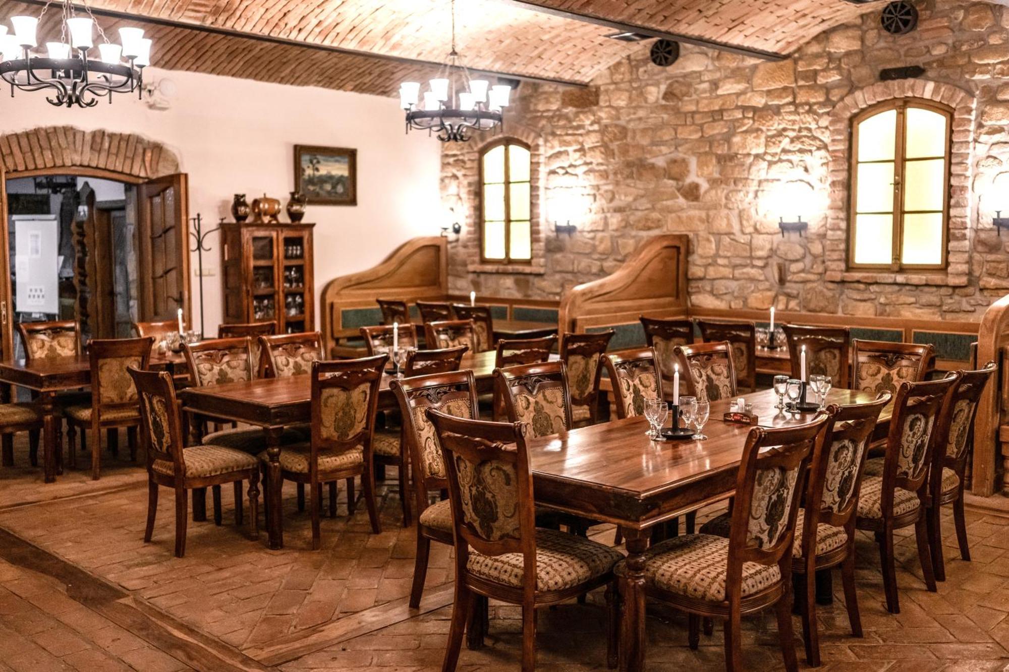 Hotel Lony Mochov Bagian luar foto