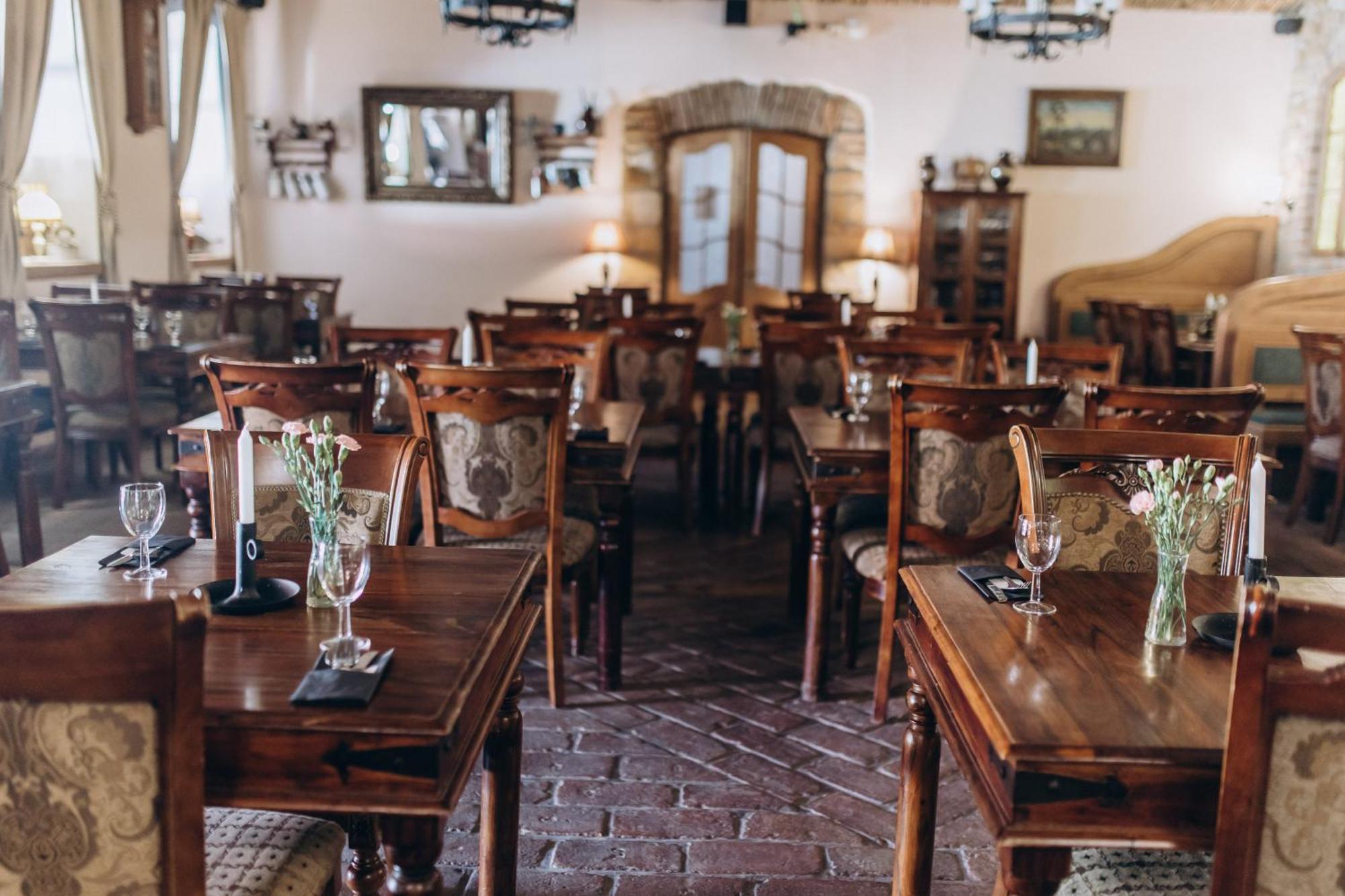 Hotel Lony Mochov Bagian luar foto