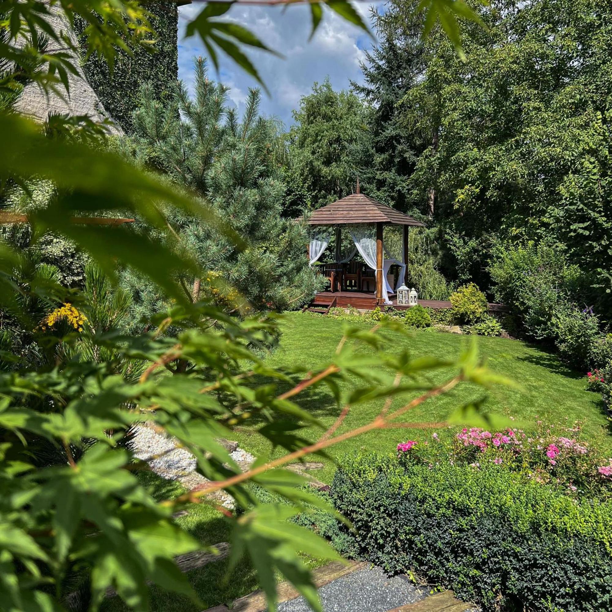 Hotel Lony Mochov Bagian luar foto