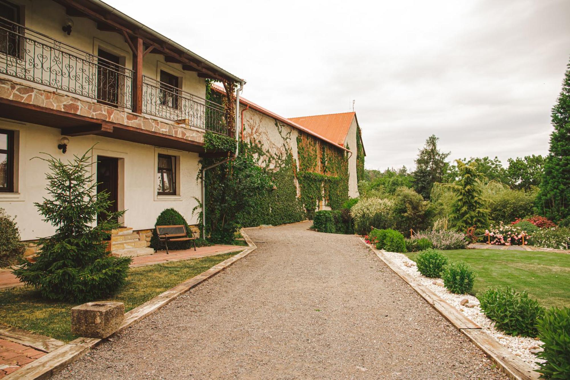 Hotel Lony Mochov Bagian luar foto